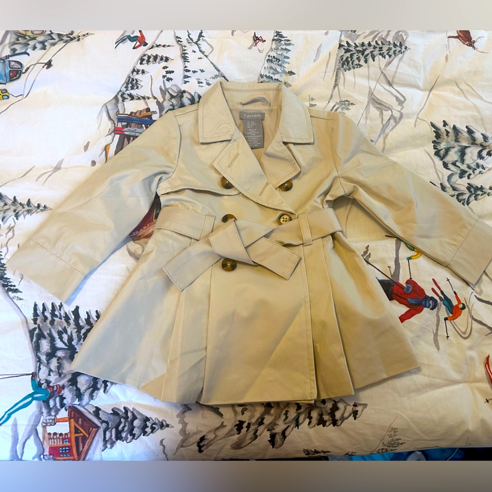 Cute Tahari trench coat/ raincoat in size 12M, brand New, Never used